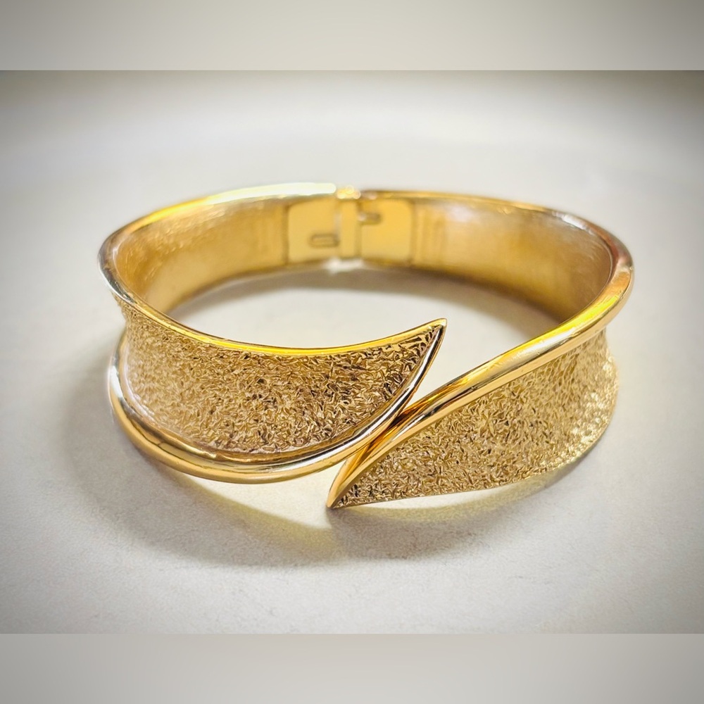Vintage Signed Crown Trifari Gold Tone Hinged Bracelet